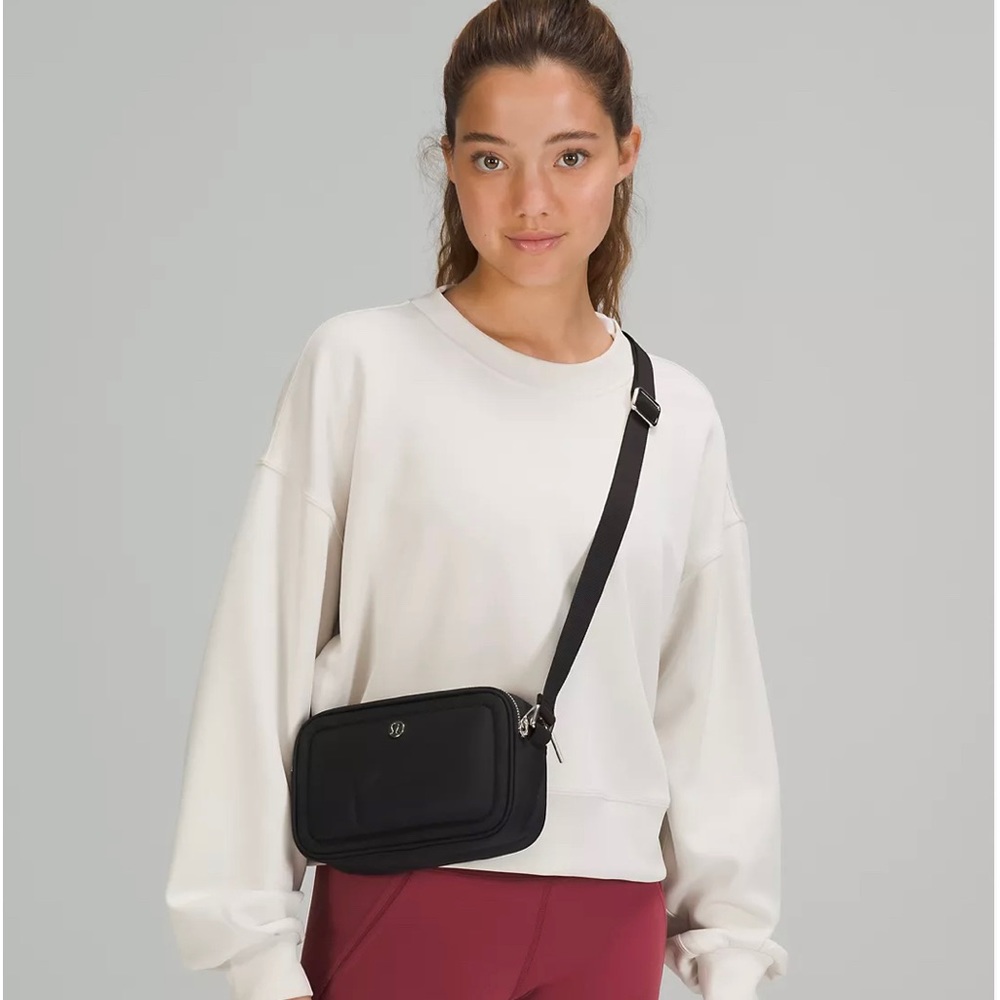 Lightly used, perfect condition. Two interior zipper pockets and one exterior.